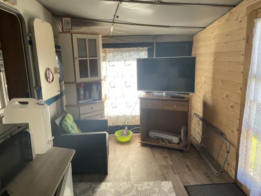 inkl. TV und Kühlschrank