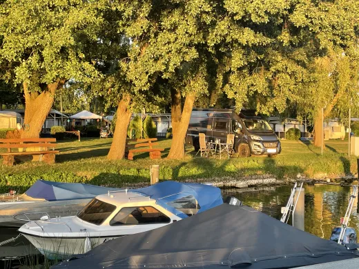 Wir bieten Wohnmobilstellplatze direkt am Gudelacksee